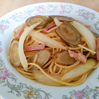 玉ねぎとごぼうとベーコンの和風パスタ